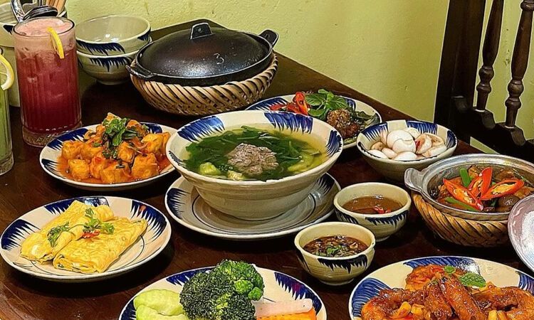 Basic Vietnamese Eating Etiquette To Avoid Awkward Moments