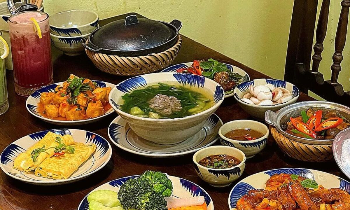 Basic Vietnamese Eating Etiquette To Avoid Awkward Moments